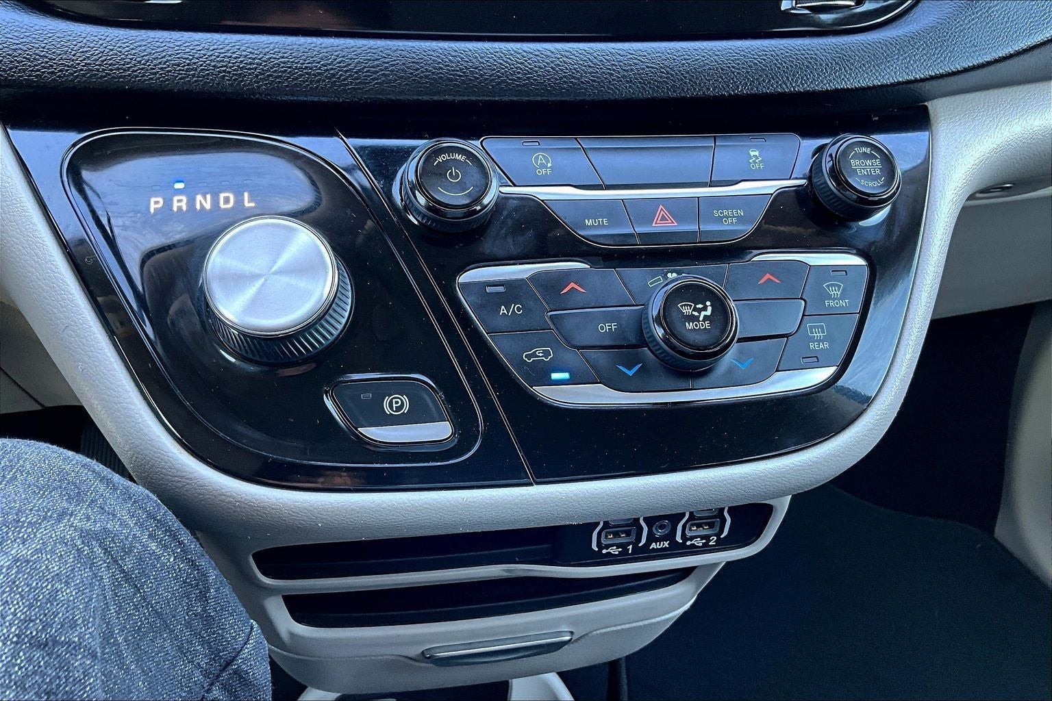 2022 Chrysler Voyager LX
