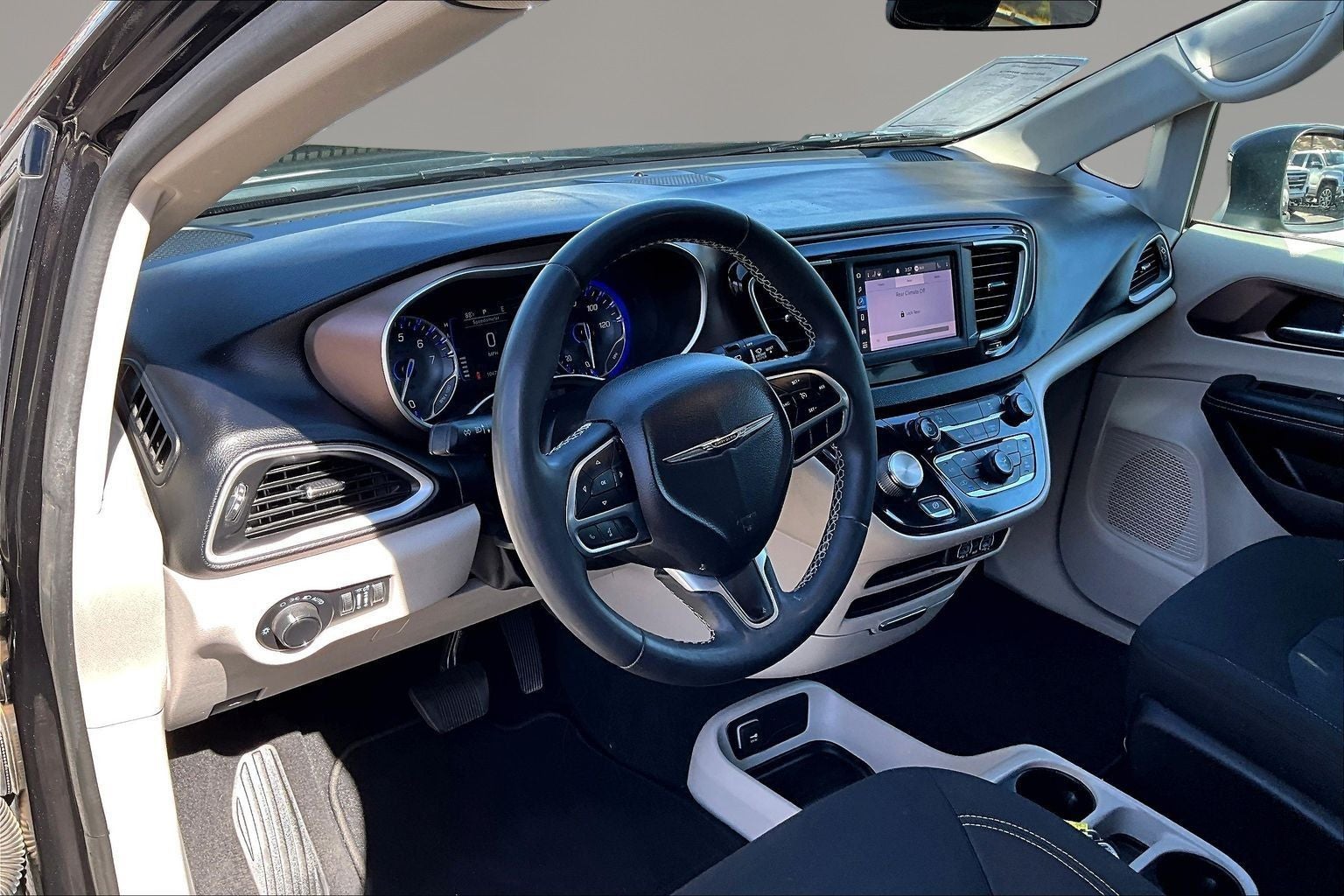 2022 Chrysler Voyager LX