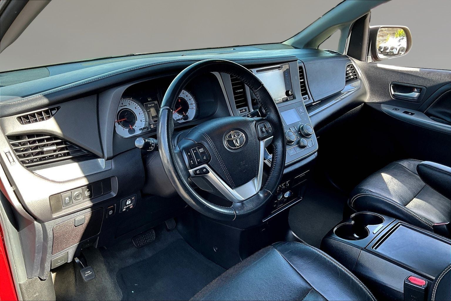 2017 Toyota Sienna SE 8 Passenger