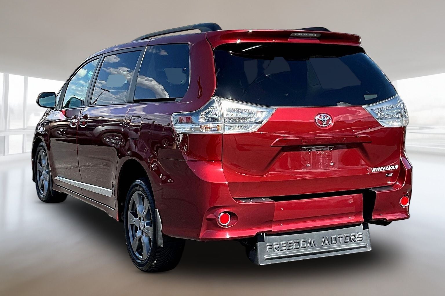 2017 Toyota Sienna SE 8 Passenger