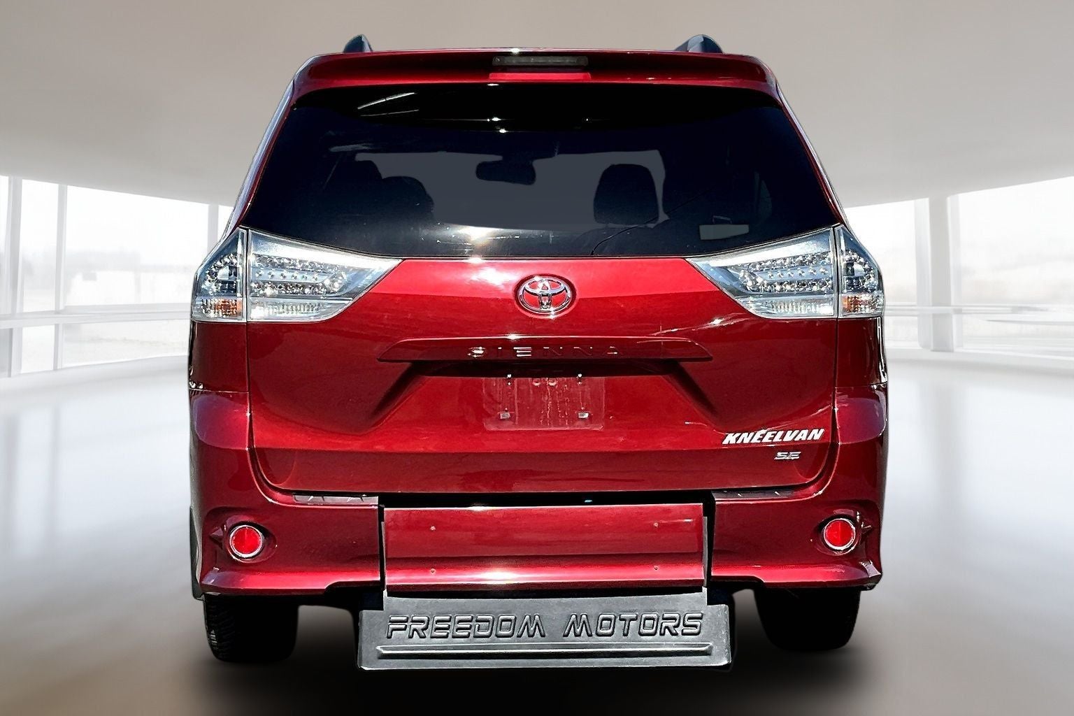2017 Toyota Sienna SE 8 Passenger