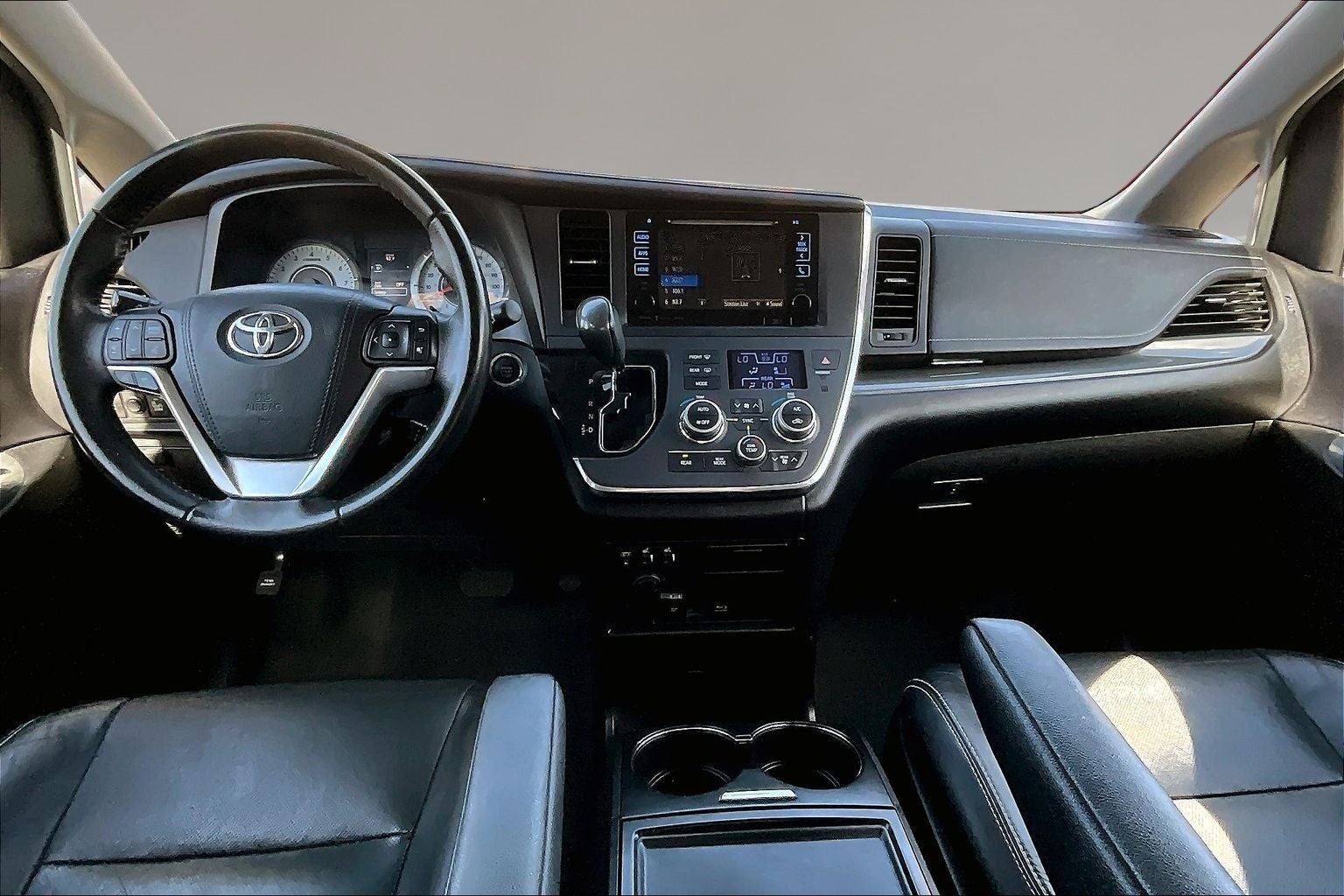 2017 Toyota Sienna SE 8 Passenger