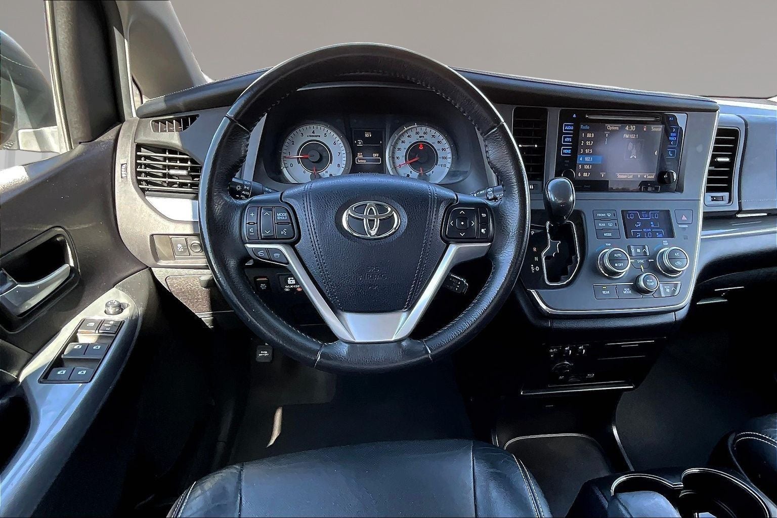 2017 Toyota Sienna SE 8 Passenger