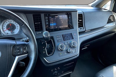 2017 Toyota Sienna SE 8 Passenger