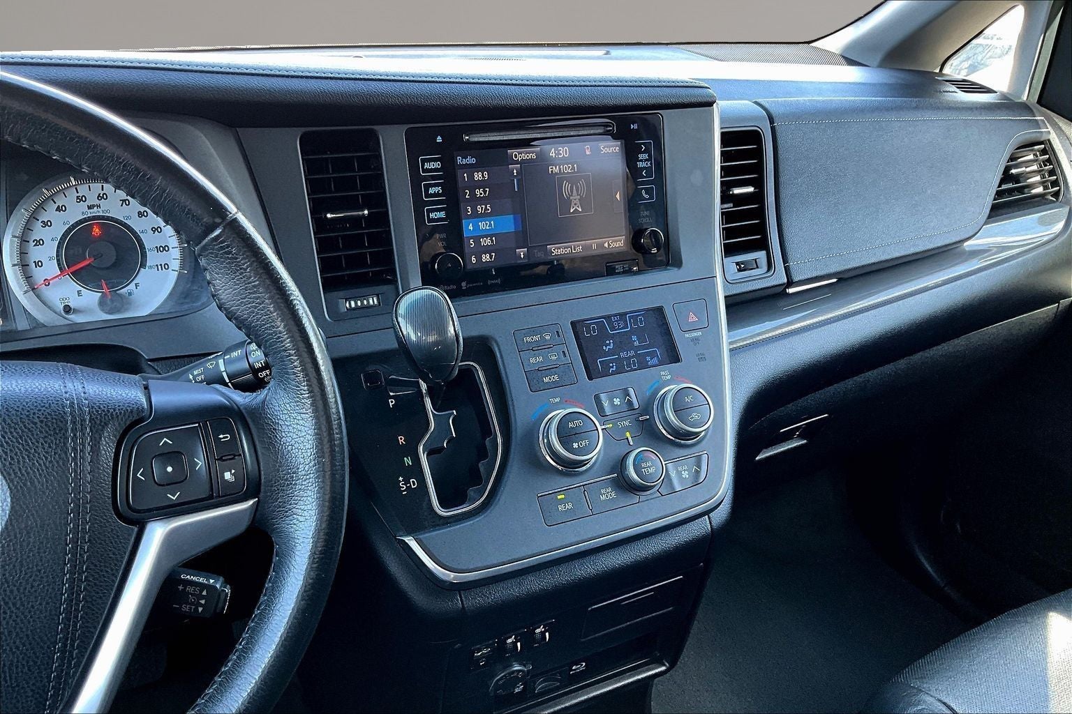 2017 Toyota Sienna SE 8 Passenger